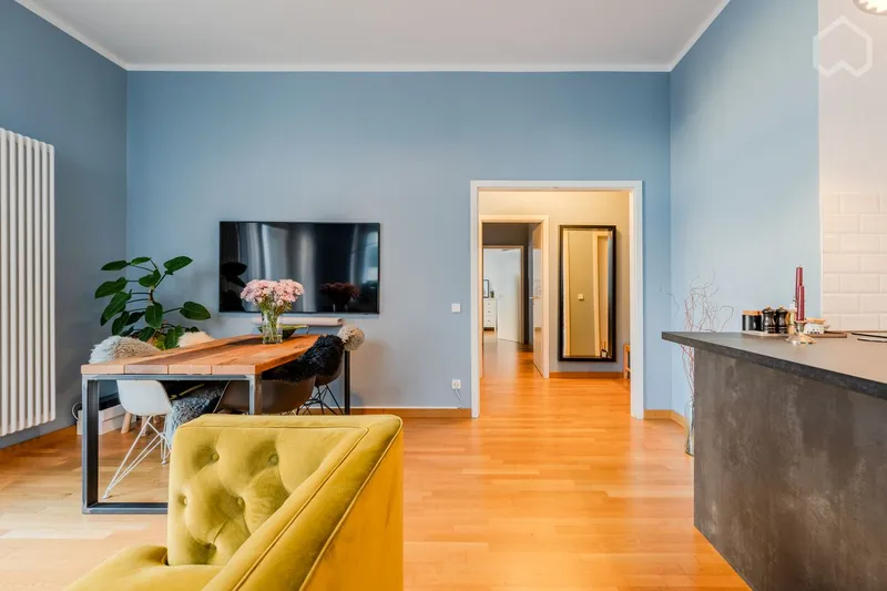 Stilvolle, vollständig renovierte 3- Zimmer-Wohnung mit gehobener Innenausstattung, Balkon und EBK — photo 1